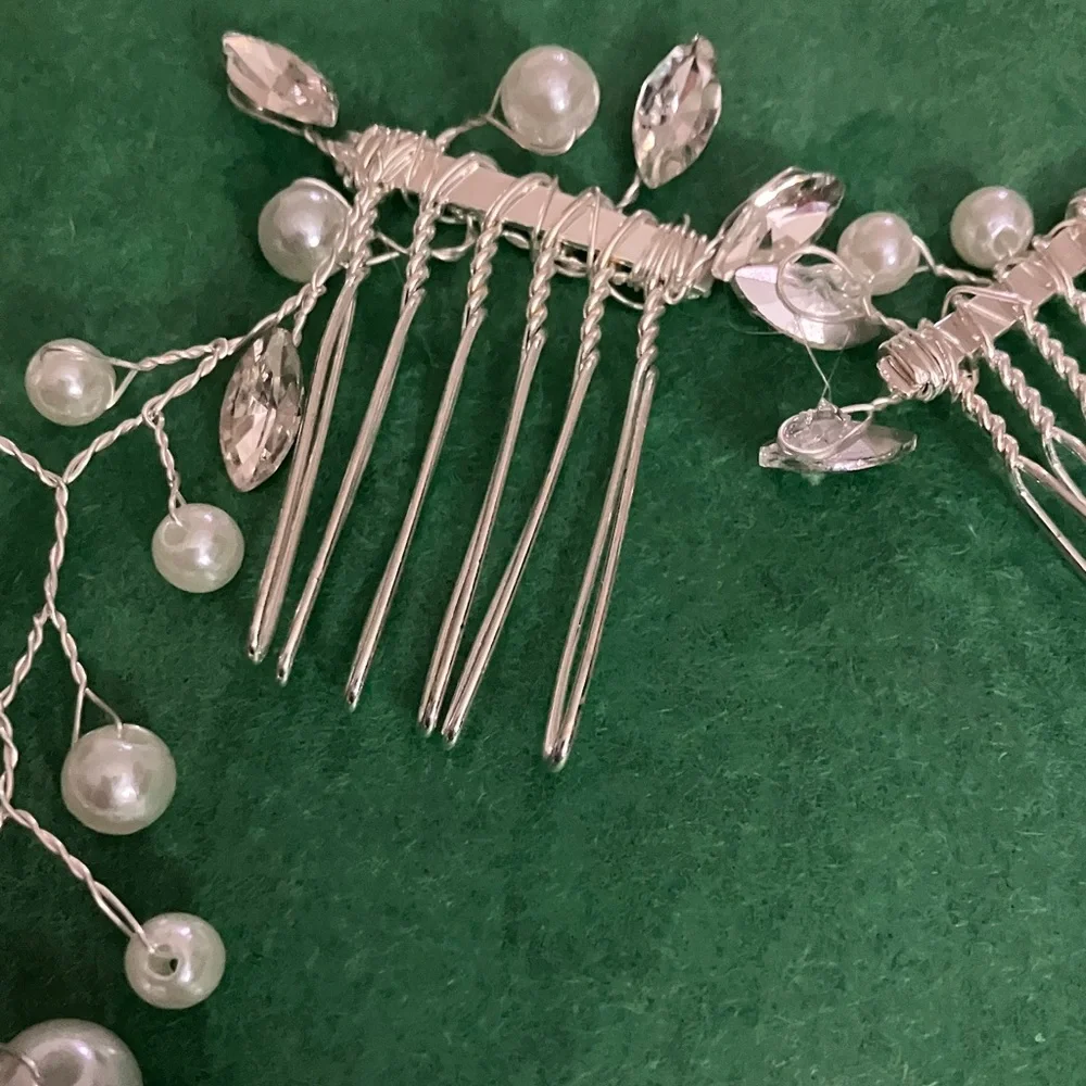 Elegant Pearl and Crystal Hair Vine